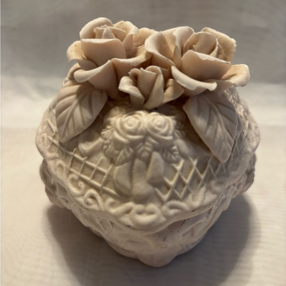 Trinket Box, Creamed Heart Shaped Trinket Box Sculpture With Rose Bouquet